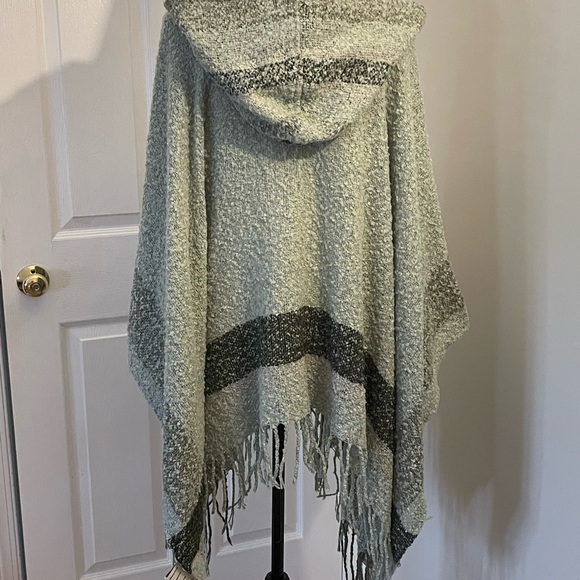 Hooded Poncho - Picture 3 of 5
